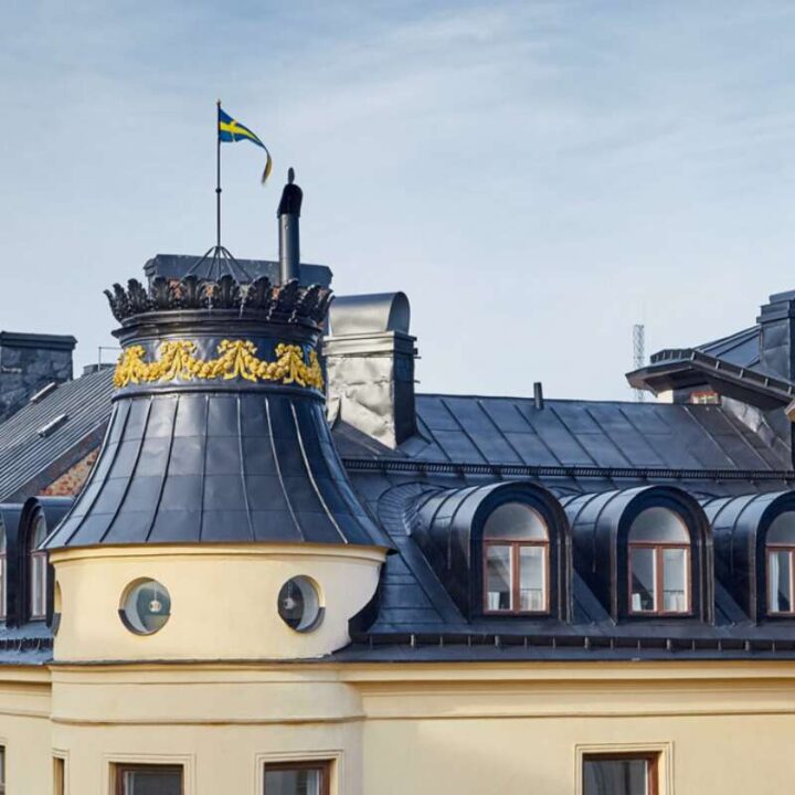 Nymålat svart plåttak i centrala Stockholm